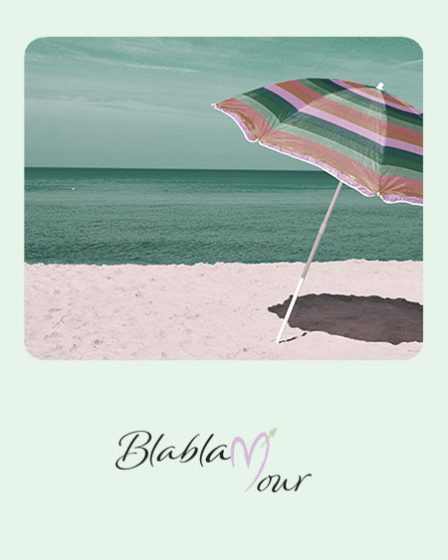 Image montrant un parasol sur la plage pour réussir ses premières vacances en amoureux