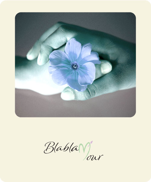 Image montrant deux mains réunies autour d'une fleur
