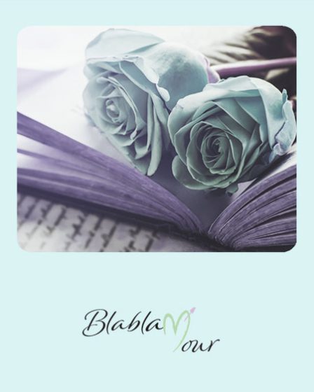 Image montrant un livre, une lettre manuscrite et des roses