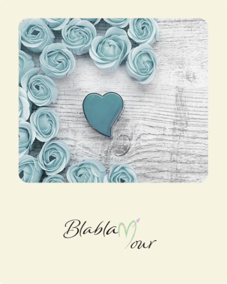 Image montrant des roses bleues et un écrin de bague pour une demande en mariage originale