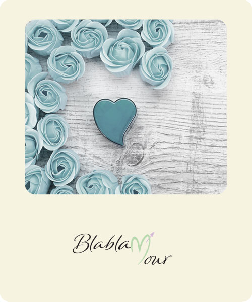 Image montrant des roses bleues et un écrin de bague pour une demande en mariage originale