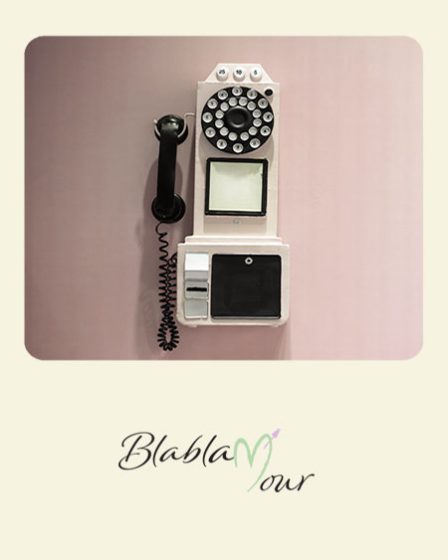 Image montrant un vieux téléphone et un carnet pour écrire et envoyer des messages d'amour