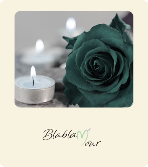 Image montrant une rose verte et une bougie pour illustrer le message de condoléances court