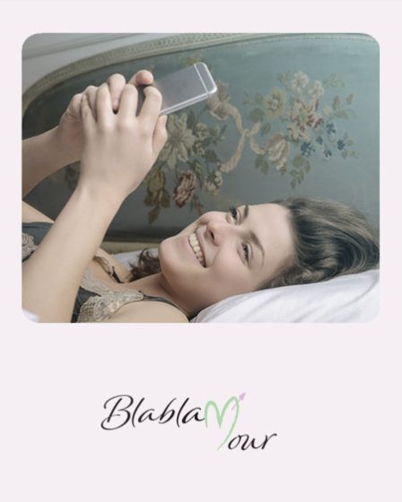 Image montrant une jeune femme en train d'envoyer un SMS romantique dans son lit.
