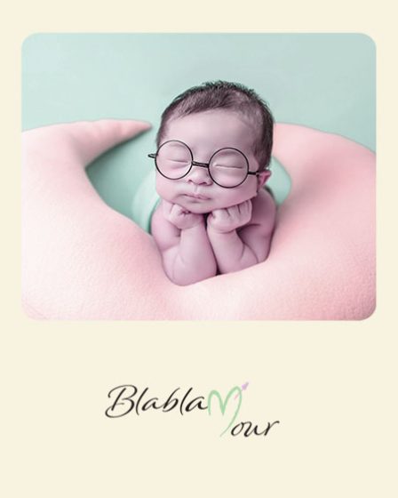 image montrant un bébé avec des lunettes pour illustrer l'apprentissage de la langue des signes bébé