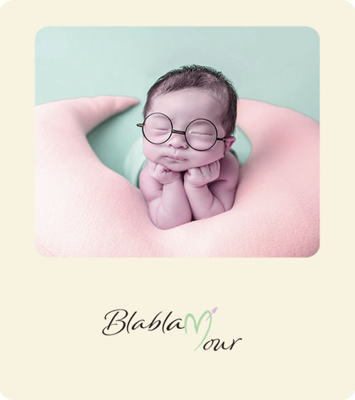 image montrant un bébé avec des lunettes pour illustrer l'apprentissage de la langue des signes bébé